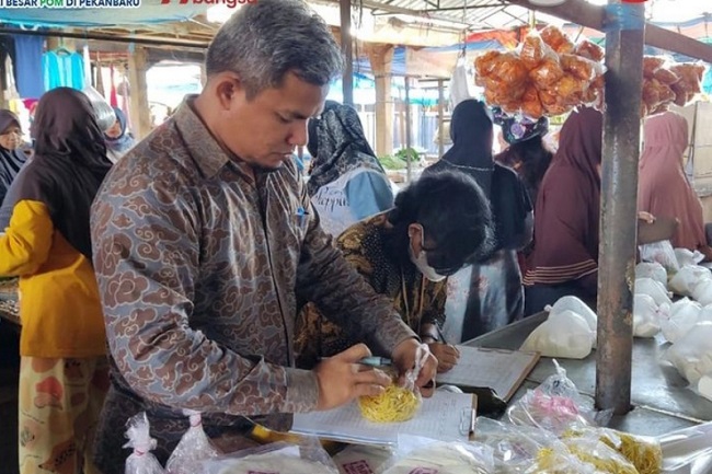 Tim BB POM Pekanbaru saat operasi pasar ramadhan di pasar Lima Puluh Pekanbaru (Net)