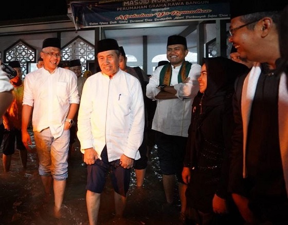 gubernur Riau, Syamsuar bersama rombongan yang disambut banjir saat safari ramadhan di Suka Karya Pekanbaru