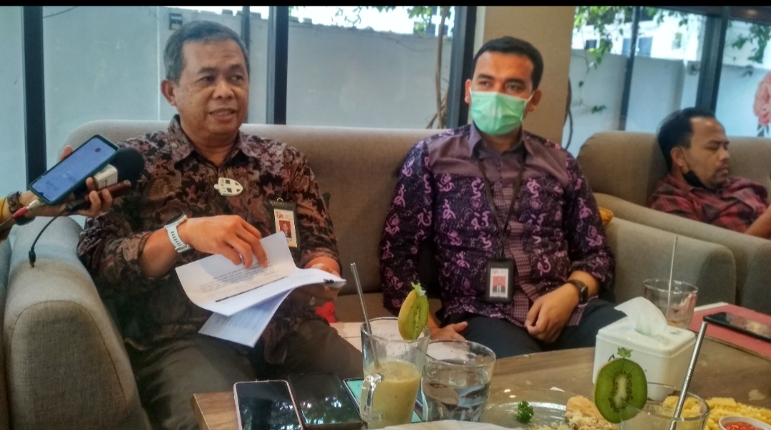 epala OJK Provinsi Riau, Muhammad Lutfi (kiri)/Halloriau