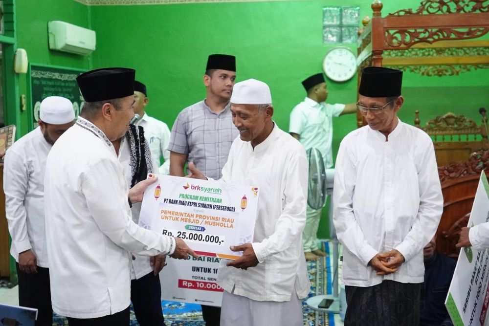 Gubri Syamsuar salurkan bantuan di Meranti (Mediacenterriau)