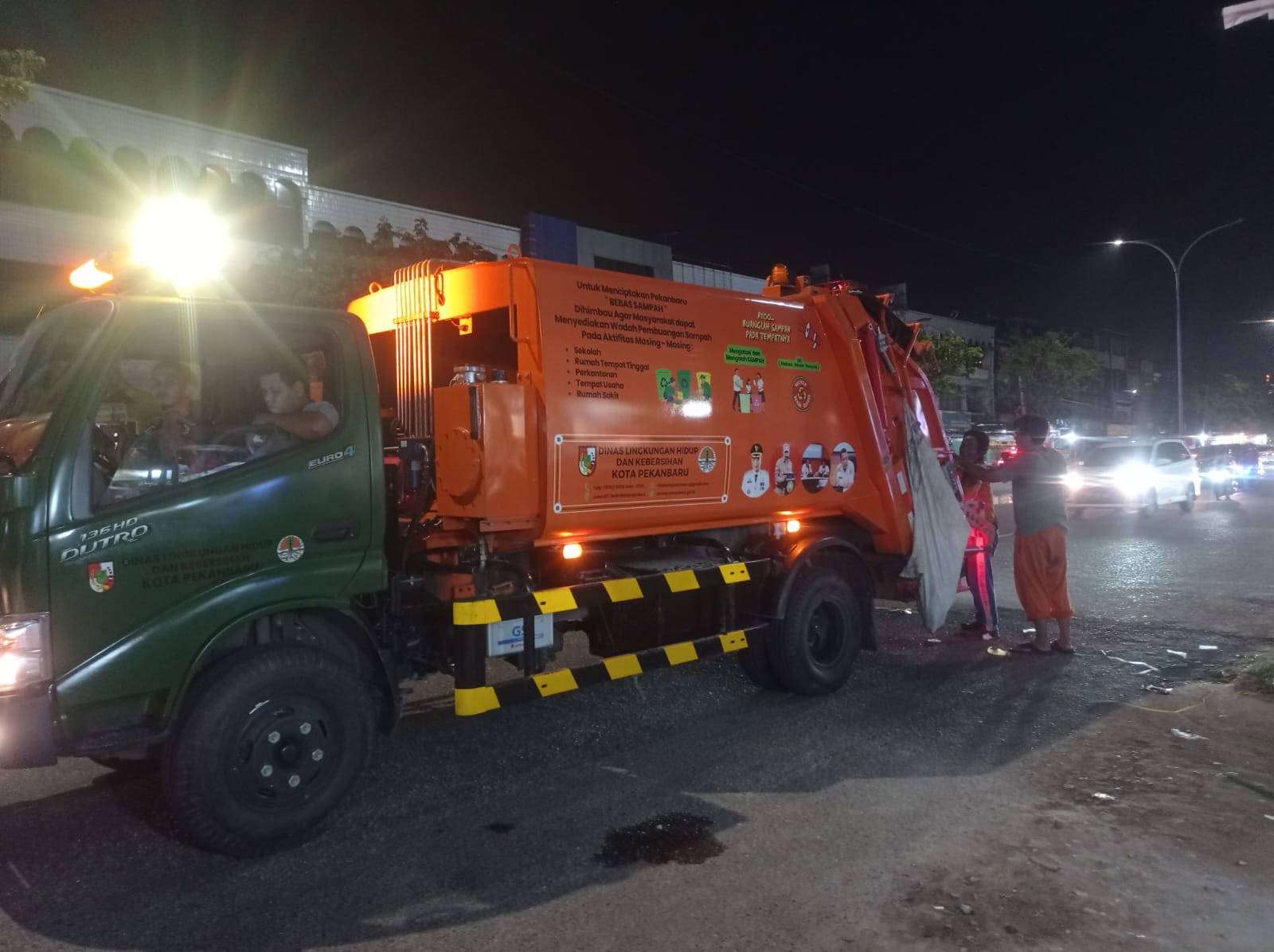 Truk Angkutan Sampah Compactor (Pekanbaru.go.id)