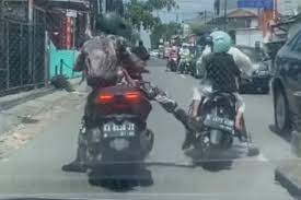 Tangkapan layar oknum TNI tendang motor