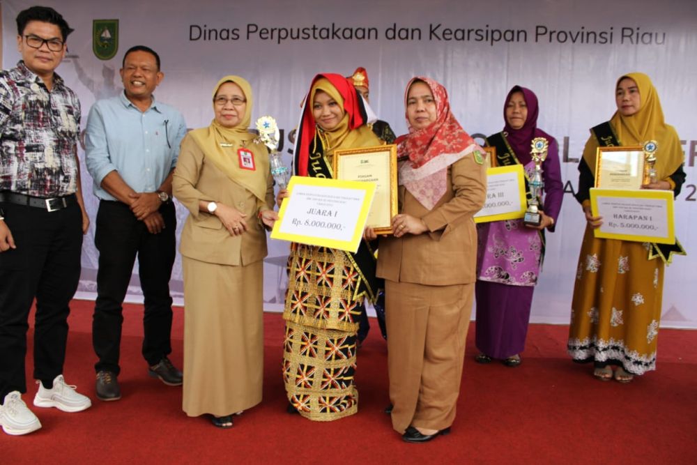 Penyerahan penghargaan pustaka sekolah terbaik di Riau