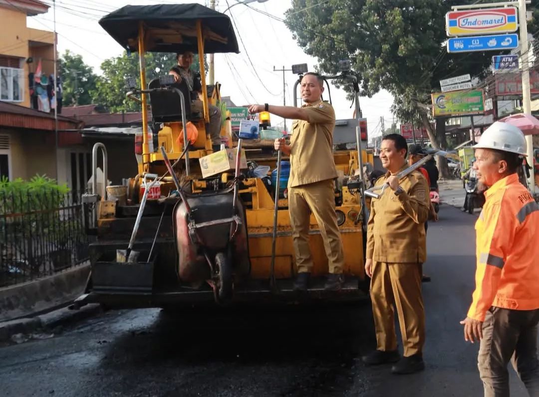 Wali Kota Pekanbaru Agung Nugroho bersama Wakil Walikota Markarius Anwar Meninjau Langsung Perbaikan Jalan untuk Kenyamanan Lalu Lintas Warga.