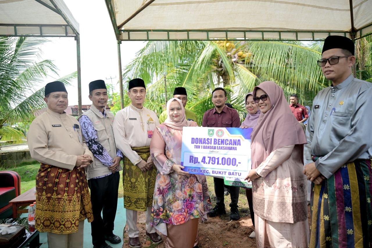 Penyerahan bantuan pada korban Puting Beliung di Desa Api-Api