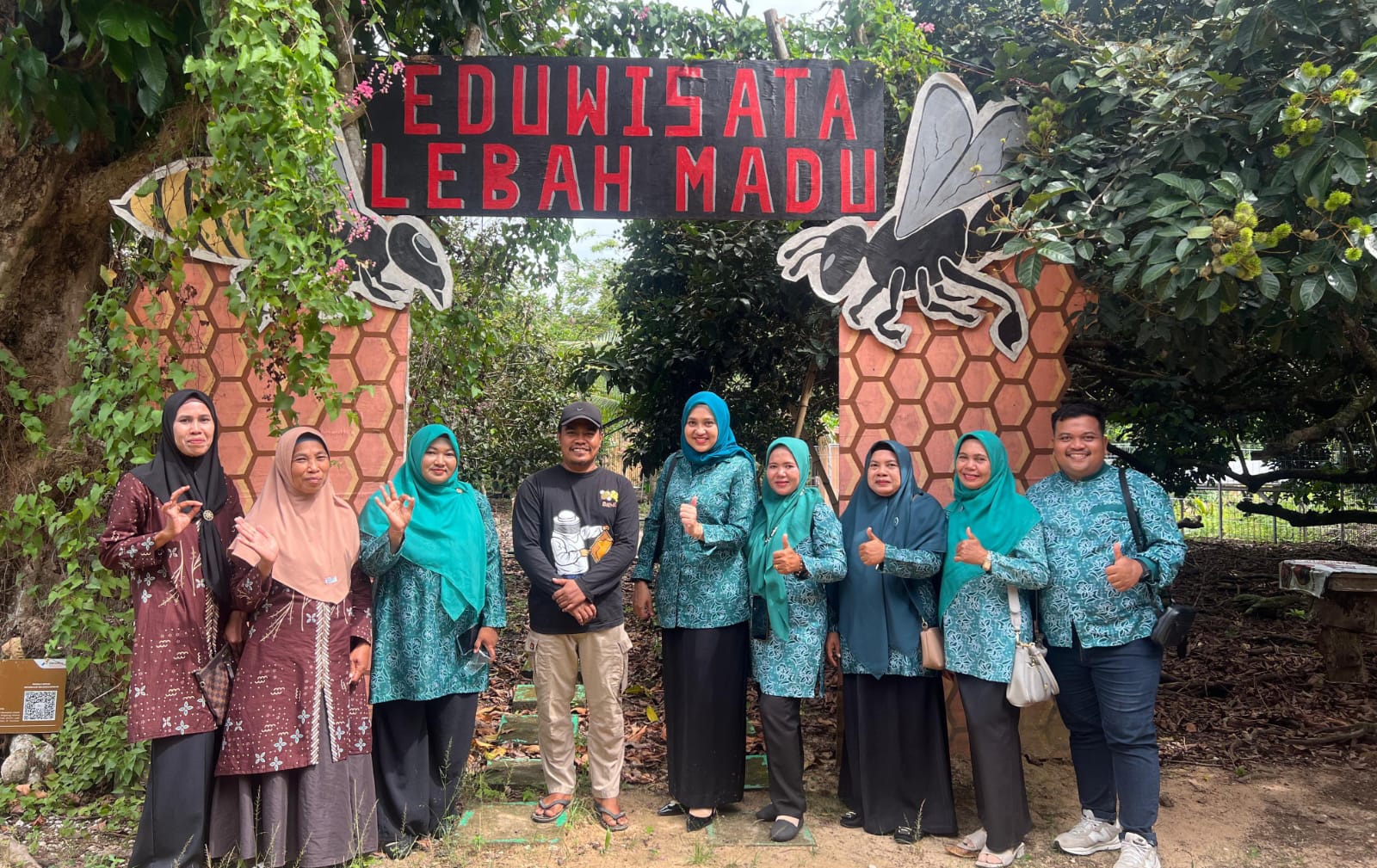 Kelompok Kerja (Pokja) III TP PKK Kecamatan Bandar Laksamana melakukan kunjungan dan monitoring kebun Aku Hatinya PKK di Desa Parit 1 Api-Api